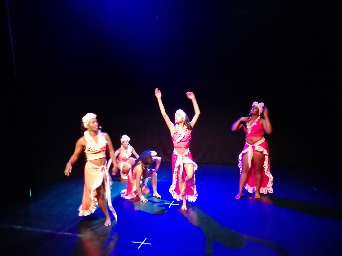 es_comunidad's tweet photo. Los rítmos del Pacífico Colombiano hacen parte del repertorio de la gran presentación de nuestras #Comunidad_es en Bogotá, en el escenario de @TeatroR101 https://t.co/OT5GHVpquJ