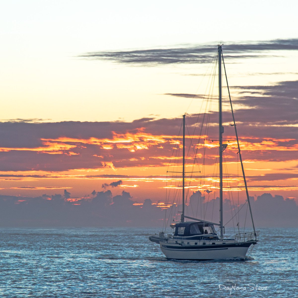 RollWithSoul's tweet image. Sailboat sunrise. @RealSaltLife @nytimesphoto #sunrise