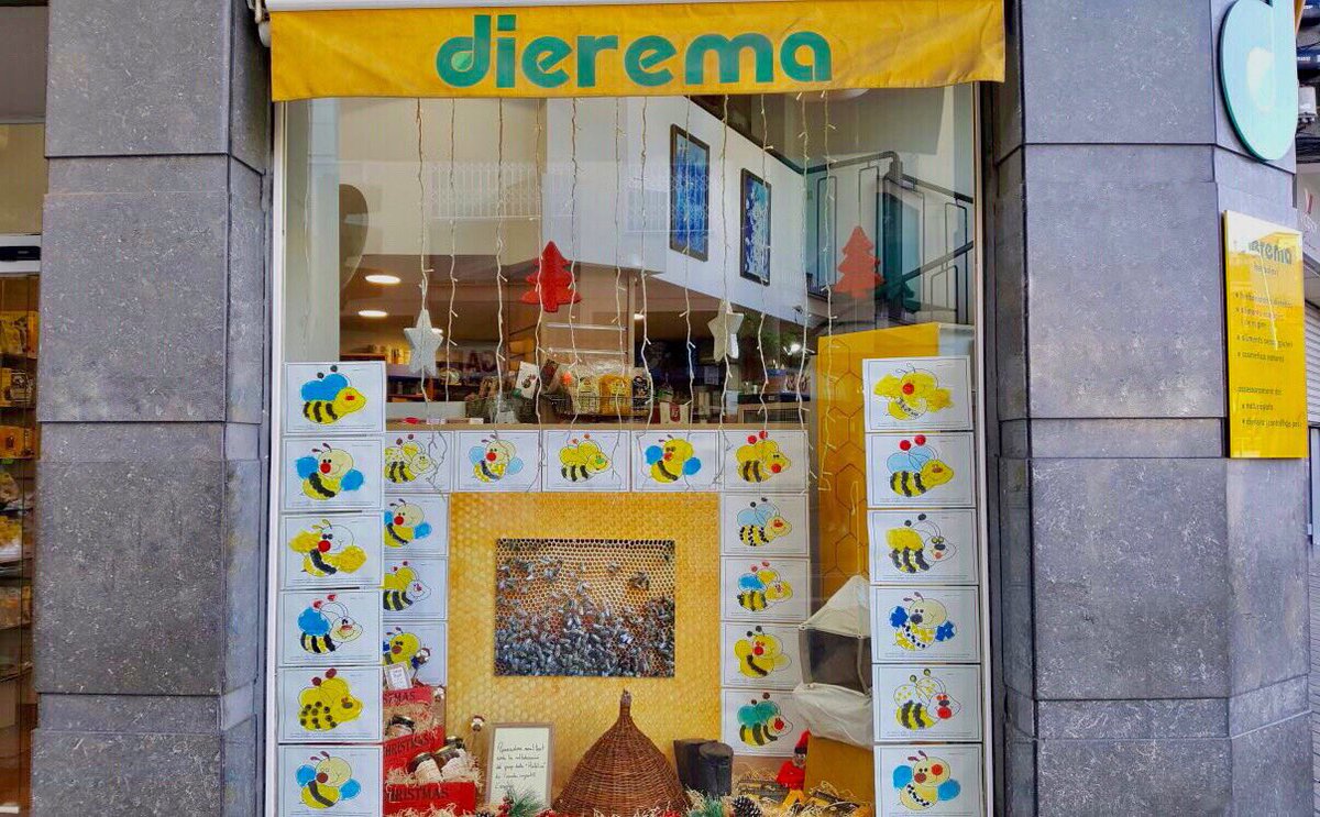 dieremasalut's tweet photo. El otro día enseñábamos en instagram (@herbolaridierema) los #dibujos de los niñxs 👫de la #Escuela #Infantil l’Espiga de Hospitalet de Llobregat🌾
Finalmente, aquí tenemos el #escaparate con los dibujos🎨 de #abejas que pintaron, en relación a la temática de #miel🍯, #polen... https://t.co/NaSXFksz56