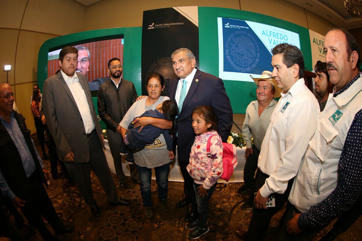 fuerza_turquesa's tweet photo. Gobernador @AispuroDurango  reconoció labor legislativa de @alfredvalles, por su compromiso con la educación y con el desarrollo integral. "Eres un ejemplo del bien hacer en el servicio público" expresó. #AlianzaConResultados https://t.co/uktSYxzySL
