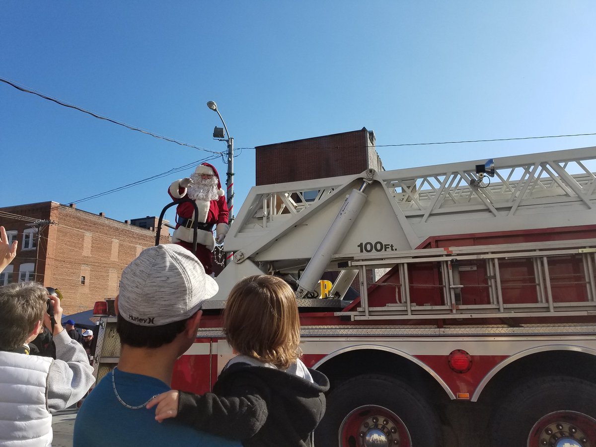 CrazedColletts's tweet image. Went to our city parade today!!
#ChristmasParade #Local #momlife