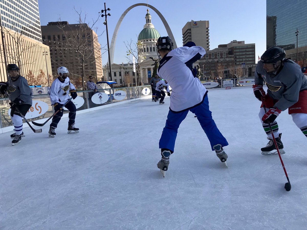 It's a beautiful day for some outdoor hockey at Winterfest 🏒 #AllTogetherNowSTL https://t.co/6Qra6CUM0m