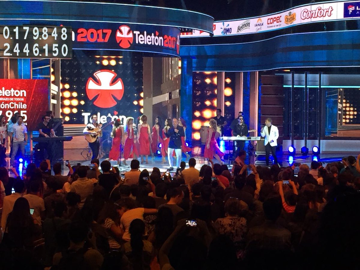 Teleton's tweet photo. @Luisjaraoficial junto a 3:30 hicieron bailar al publico del Teatro Teletón 💃🕺 con su mas reciente exito "Enamorado" 🎤 #ElAbrazoDeTodos #TeletónChile #SuperaTuMeta https://t.co/De82Lho98J
