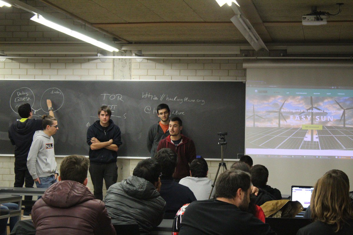 apromotec's tweet photo. Premi final per al projecte #easysun dessnvolupat durant el #HackDayUdG. El premi és un kit d'electrònica i un domini públic gratuït durant 5 anys! https://t.co/LdijVwiO75