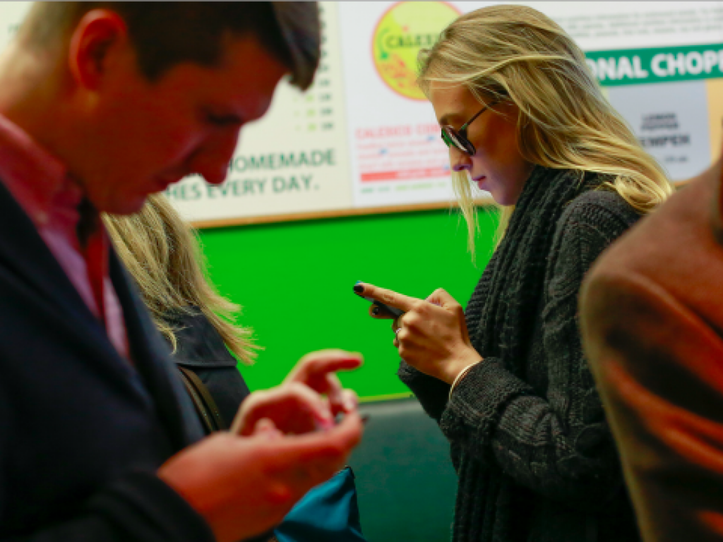 Julia_Leadup's tweet photo. How much time do people spend on #SocialMedia per day? @businessinsider finds out. https://t.co/4LNBF4yMc2 https://t.co/PvNjfuO6qg