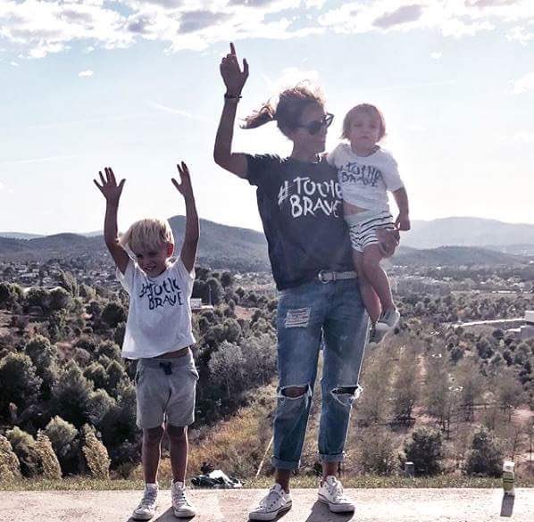 TheBravestTeam's tweet photo. ¿No habíais oído a hablar de una camiseta con superpoderes? 🤔Pues es la camiseta #TOTHEBRAVE ¿Cómo? ¿Que es una camiseta normal? ¡Estáis muy equivocados! ❌ Esta camiseta tiene el poder de luchar contra el cáncer infantil. Si no os lo creéis, ¡venid a vernos en @lilladiagonal ! https://t.co/pIZt7xEKo4