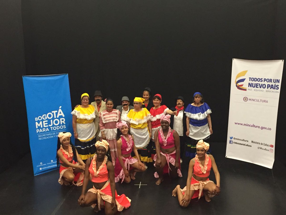 es_comunidad's tweet photo. El @mincultura, @CulturaenBta y @TeatroR101 entregan un reconocimiento a lo grupos #AlSonDelPacífico y #AñosDorados por haber sido ganadores de la beca de fortalecimiento para la práctica artística y cultural en el área de danza. https://t.co/0NTDnbipAr