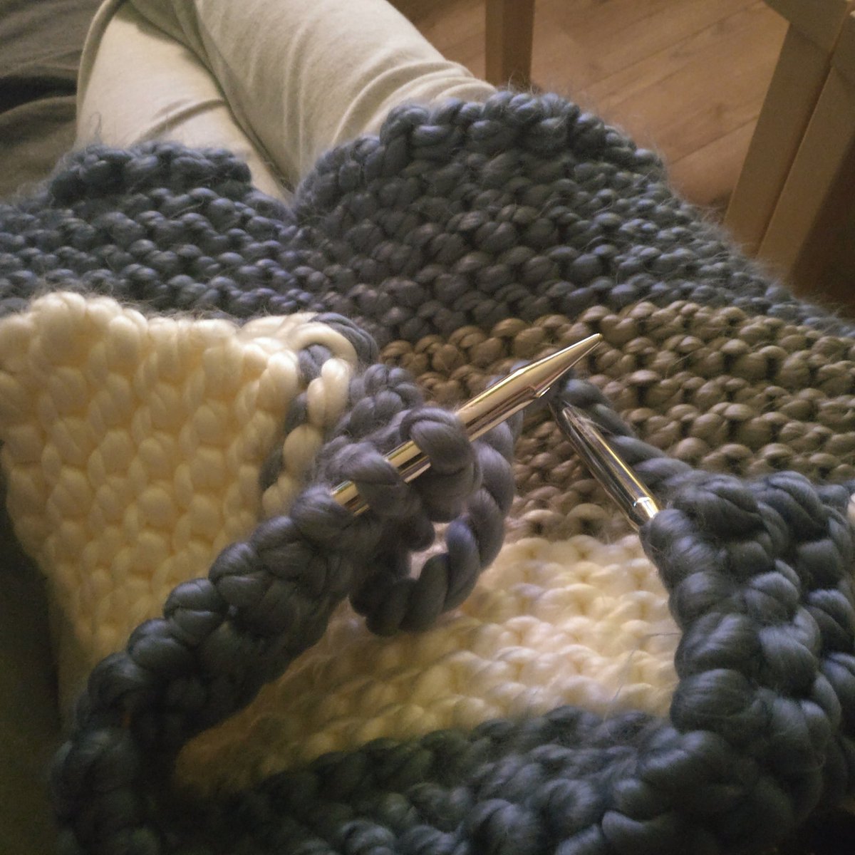 Kuschelkloss's tweet photo. Knitting a warm baby blanket #winterishere #creatiefbezig https://t.co/4VSNNtwehg