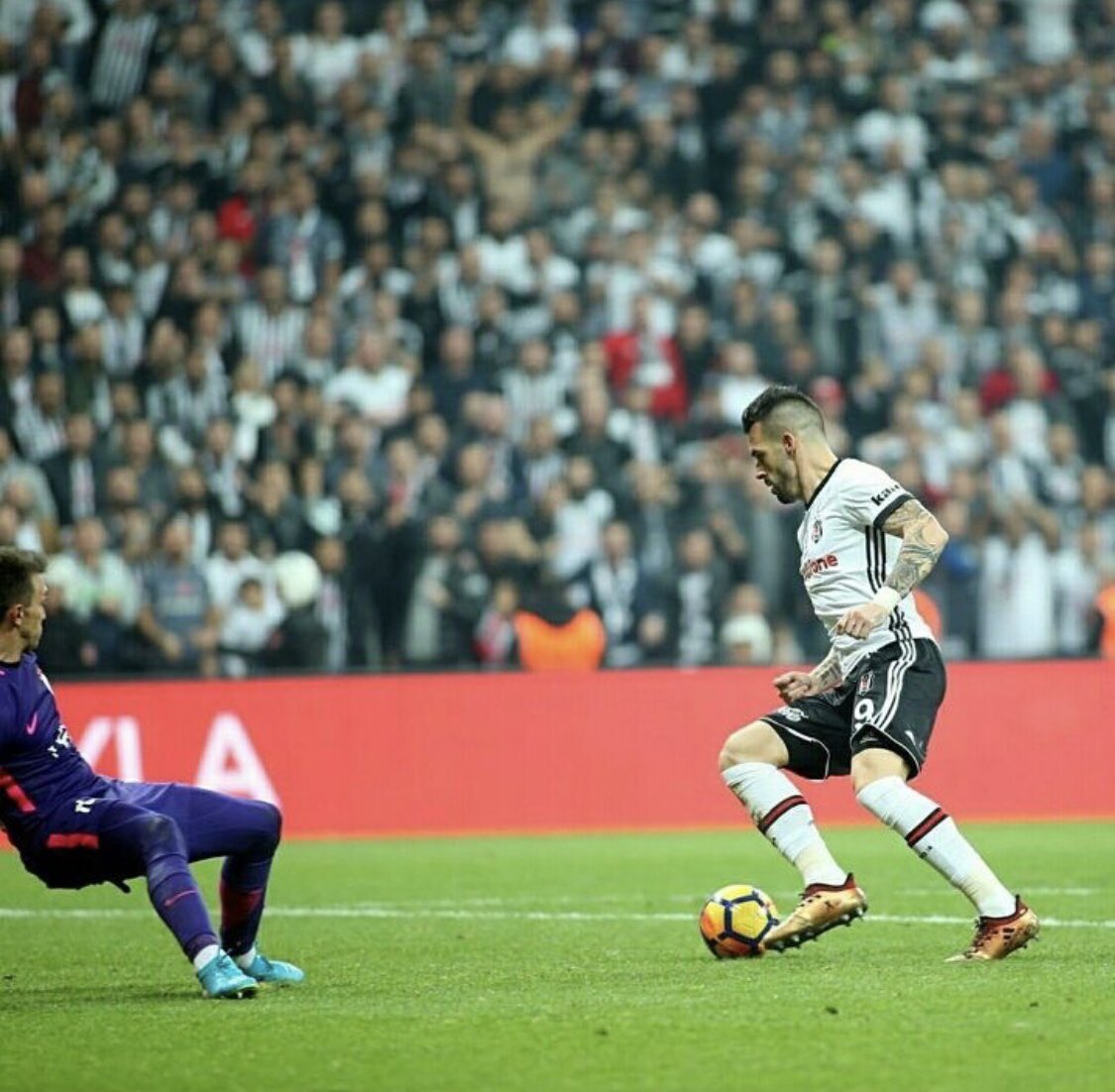 AlvaroNegredo9's tweet photo. 3 puntos importantísimos!! Seguimos trabajando todos juntos para seguir sumando!! Gracias por estar a mi lado siempre #amparo ❤️ 🦅⚽️⚫️⚪️🦅 https://t.co/syTtSqtF4d