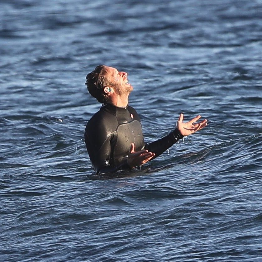 coldplaysphotos's tweet photo. 🏄‍♂️🌊 https://t.co/JrRWrVPt2f