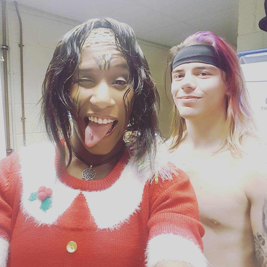amazonayesharay's tweet photo. Mrs Clauses' Quads sparkle
......πͺπΎ
@official_recklessintent
π»πππ
Always #livetobedifferent #deadliftdiva
ONLY Englishπ¬π§ rep for the #MaeYoungClassic
#AyeshaRaymond
#wwe
#wwenetwork
#lotsc
#phantomroll
#headbanding4life
#reckllessintentwrestling
#TeamFlexFood https://t.co/JR6F8zlyhI