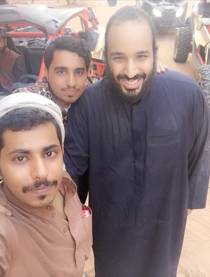 Tu_Alghamdi's tweet photo. الأمير محمد بن سلمان الرجل الثاني في واحدة من اعظم دول العالم خلال جولة تفقدية.. صور يفترض انها اخجلت كل"مسؤول"يدير عمله من مكتبه او ينزل للميدان بـ"بشت"او ذلك الذي يخاطب المواطنين من"راس خشمه"!

غبار وحوسه ووافق يتصور بإبتسامته المعهودة.. والله كسبت قلوبنا بأفعالك يبو سلمان ❤️ https://t.co/8axXXtargi