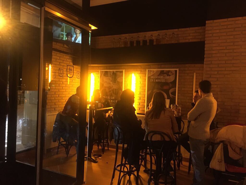 TheGradientVall's tweet photo. #friends #familyes #singles ambientazo en nuestra primera noche de sábado , #graciasValladolid !! https://t.co/hnUTvr2WDN