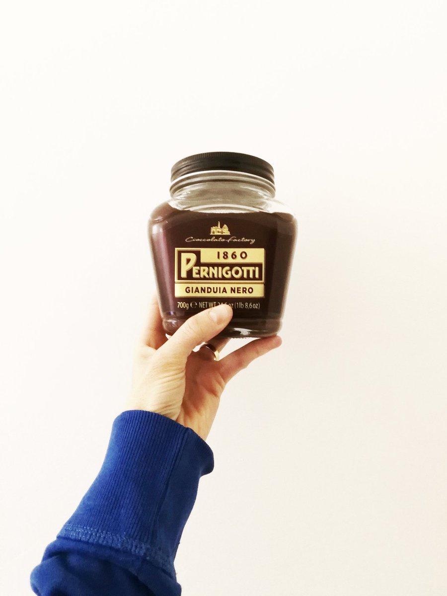 Fra_Bertacchini's tweet photo. Mio marito oggi decide di farmi un regalo: 700 gr di gianduia. Io ho la cacarella da tre giorni. Fine. #maiunagioia #scusatesonounagemelli https://t.co/djWH7o9zb2