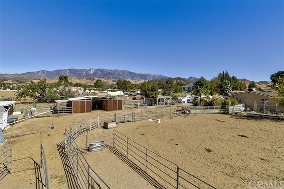 PerrieMundy's tweet photo. WOW! Perfect home in Cherry Valley for you &amp; your 4-legged friends! To see it, call Nick Fonzi at 909.289.1730. #CherryValley #RedlandsRealEstate #RedlandsHomes #Yucaipa #YucaipaHomes #RedlandsHouses #DowntownRedlands #HistoricRedlands #PerrieMundyRedlands #ForSaleRedlands https://t.co/acNBozBEtQ