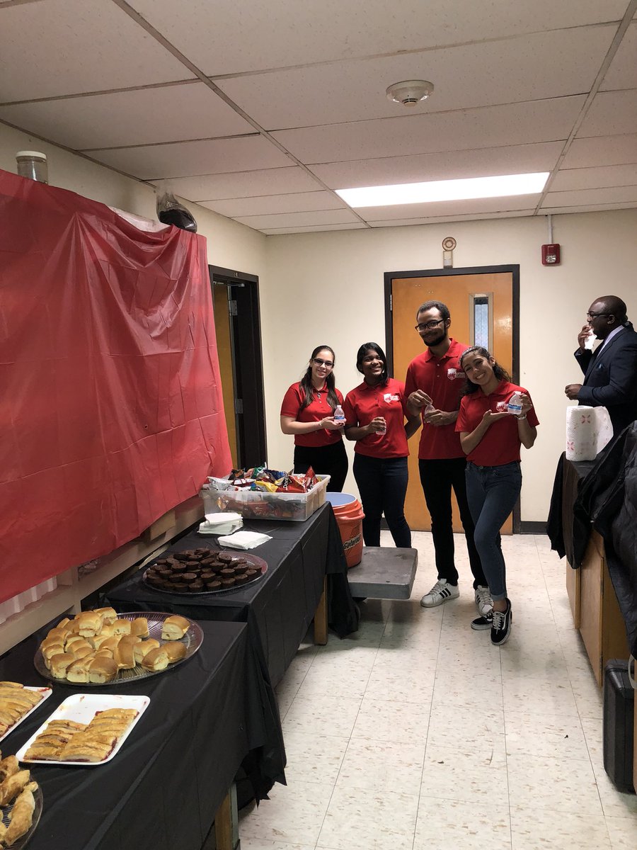 McArthurLIA's tweet image. McArthur’s Latinos in Action assisting at the ESOL Parent Workshop at McArthur High School this Morning #LIAService #BrowardESOL #HispanicUnity #InternationalMustangAcademy #mcarthurLIA #ICanWeWill @latinosinacti0n @Je7yruso @BrowardESOL @HispanicUnity @McArthur_HS