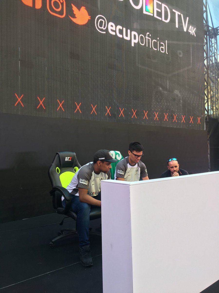 ecupoficial's tweet photo. Vai começar a semifinal do XboxOne, @lucastabata95 vs @Feshow_Senna. Boa sorte! #ecupLGoledTV https://t.co/wlFJvY3jxe
