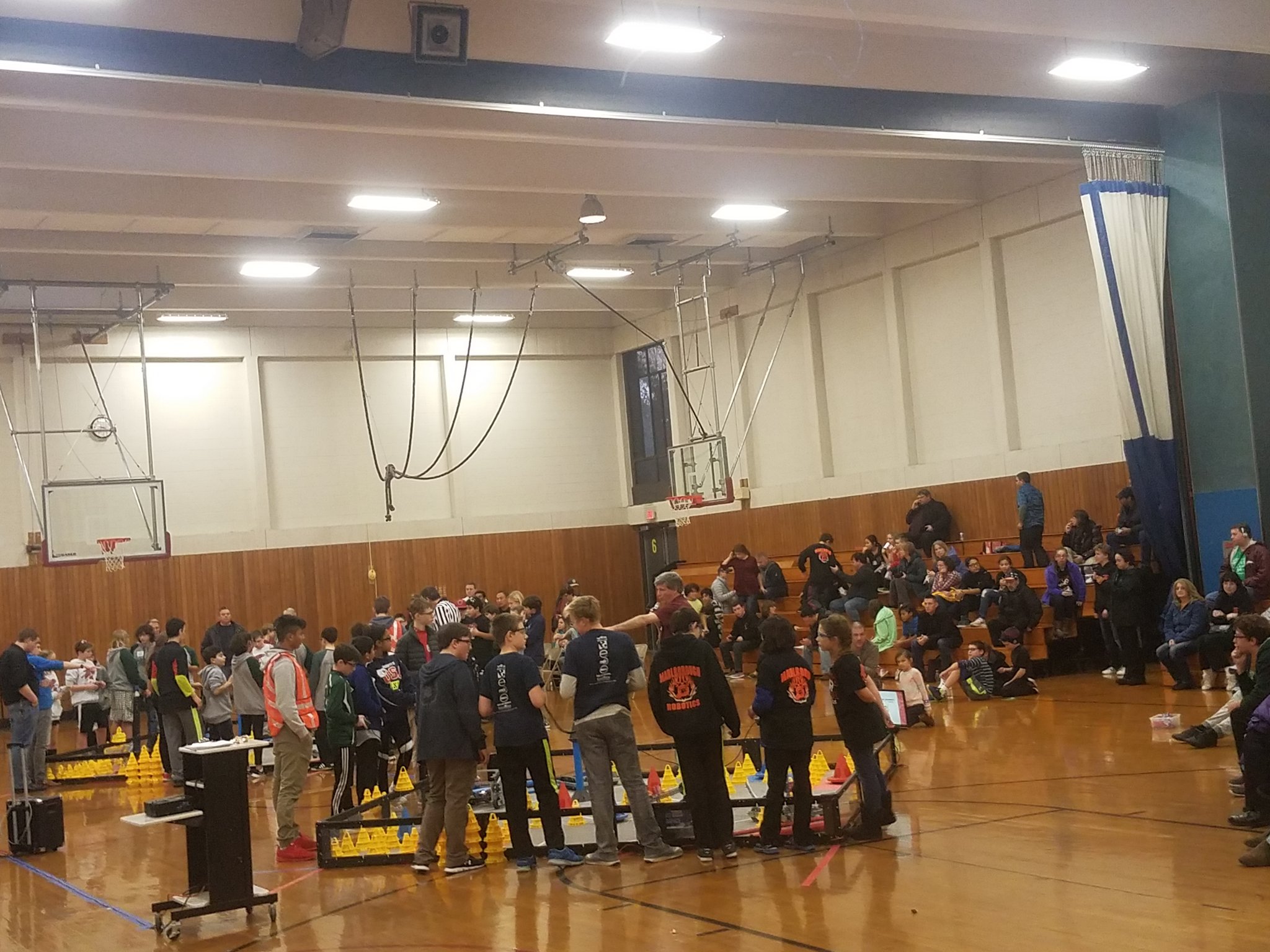 Kerry Dunne Very Cool Middle School Robotics Teams Battling At Tournament At Walsh Middle School In Framingham In Front Of 100 Spectators Stem Vexrobotics T Co I8ovxt1grw Twitter