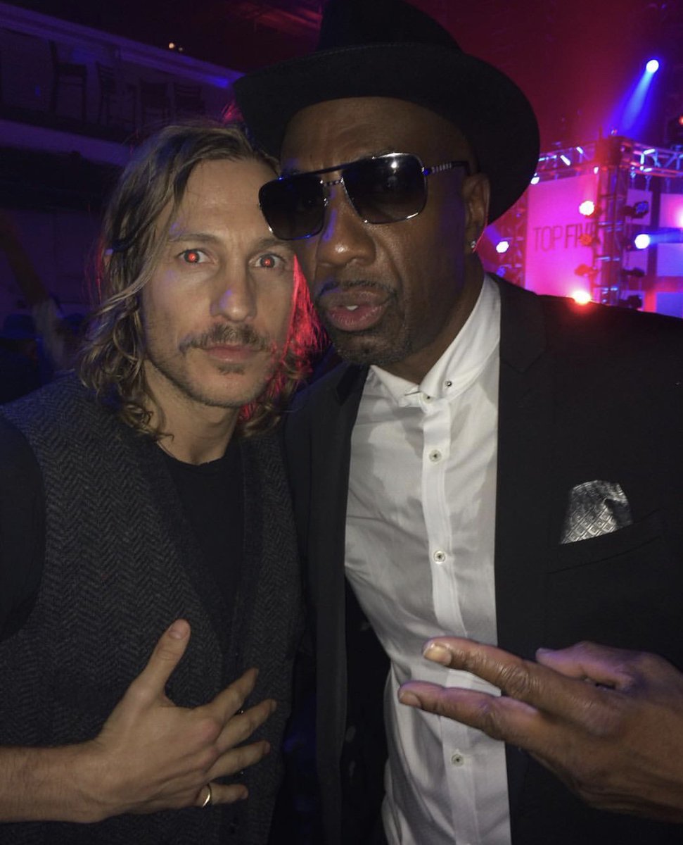 Retweet if you love #CurbYourEnthusiasm! In the building with comedian/actor <a href="/ohsnapjbsmoove/">JB Smoove</a> and our favorite bartender.