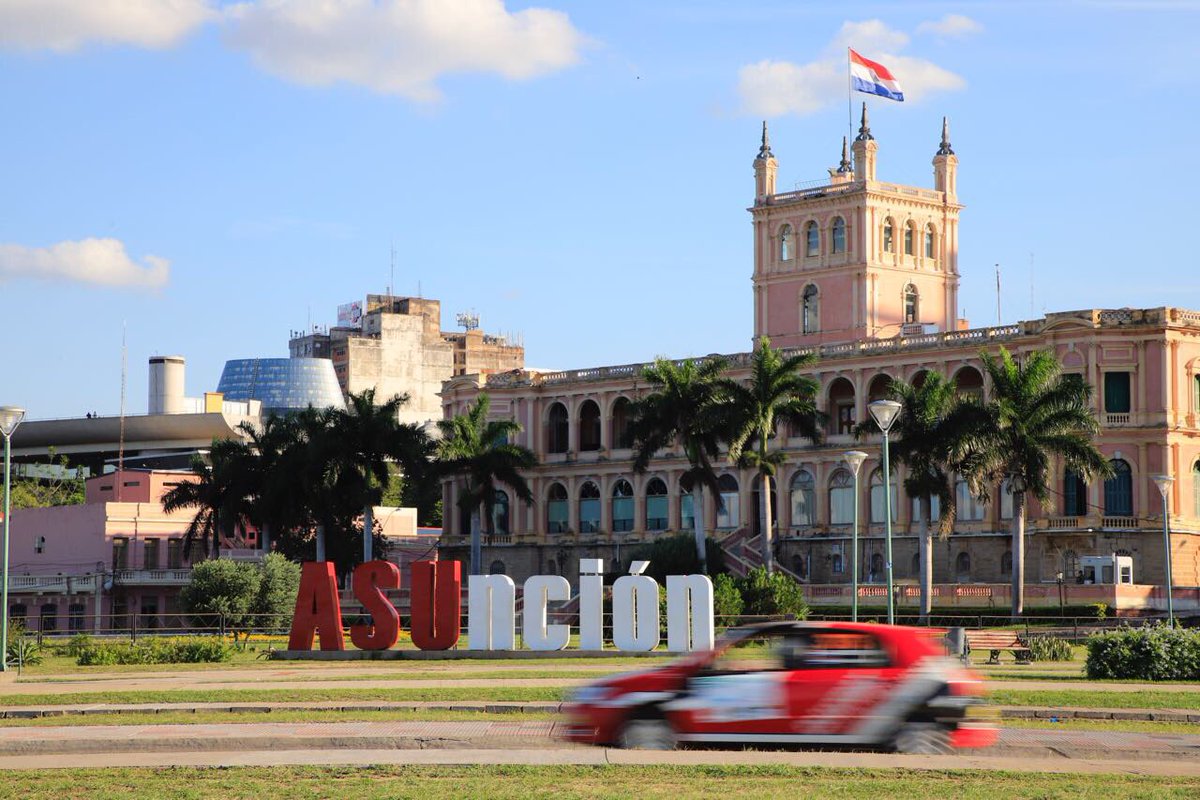 yluux's tweet photo. Las cámaras de @yluux y @tetsu en donde se vive el rugir de motores. Desde la costanera de Asunción el Super Prime y #personalmotor https://t.co/FYCppoqOEk