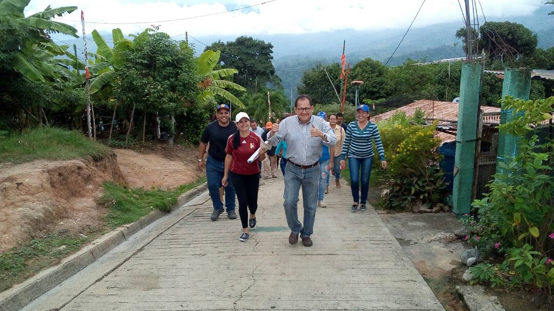 lisandrosegura's tweet photo. #AHORA Encuentro con la comunidad de la Honda parroquia Gabriel Picon Gonzalez, escuchando las inquietudes y necesidades que padecen los vecinos de la zona.
#UNIDAD
#JuventudyProgreso
#LisandroSeguraAlcalde https://t.co/TRz5J1lyGu