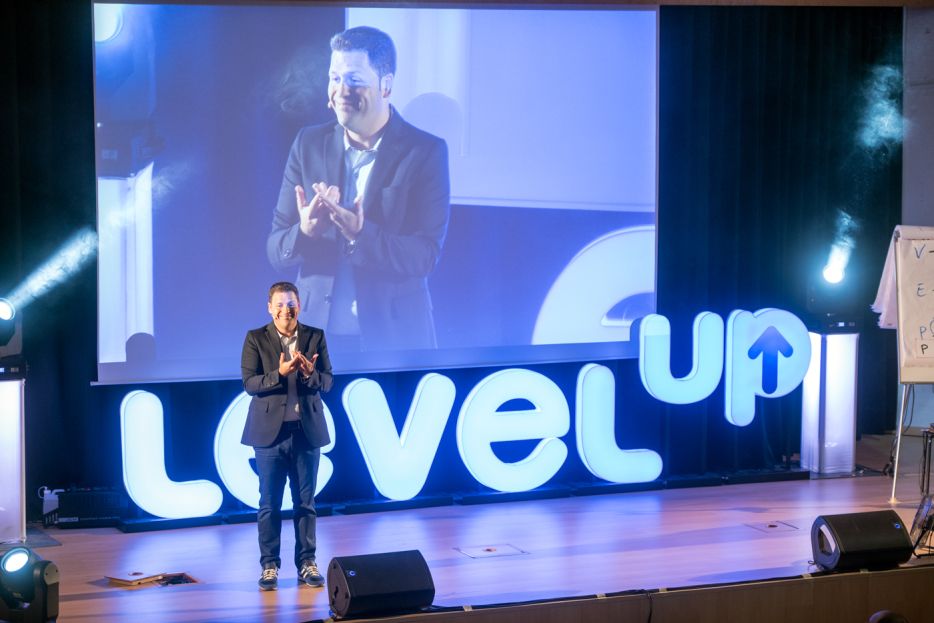 alicanteplaza's tweet photo. #Fotogalería Conferencia del CEO de Level Up, Carlos Delgado (Fotos: RAFA MOLINA) https://t.co/ykunfnTzfq https://t.co/4Fs63ifdeW