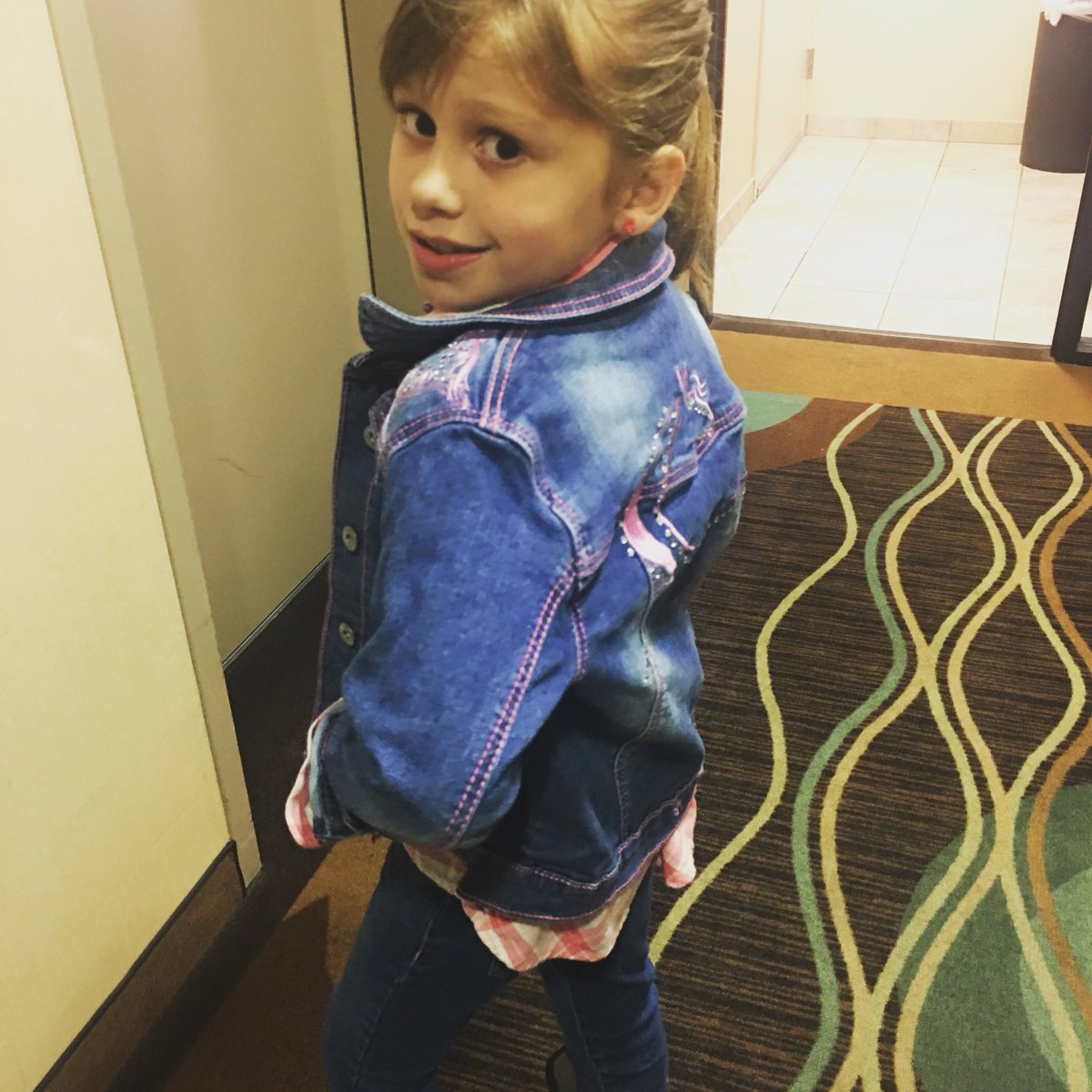 atroup08's tweet photo. @garthbrooks bound for Arlie’s 1st concert #itsherbirthday 😬🎤 https://t.co/jgD6Dv9VBk