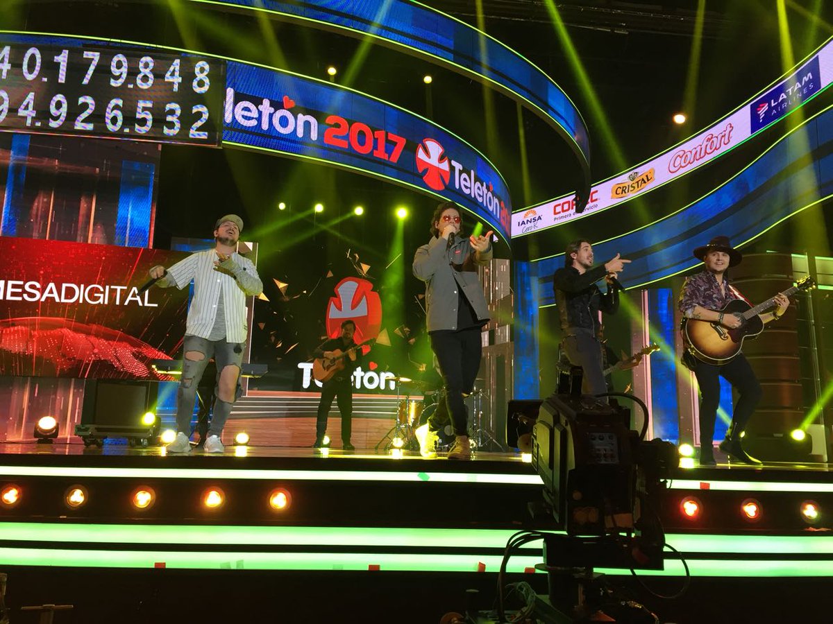 ¡Yo besandote pa que no te sientas sola quédate a mi lado ahora 🎤🎤!  <a href="/piso21music/">Piso 21</a> prende al publico del Teatro Teletón #ChileSeSupera  #Teleton2017
