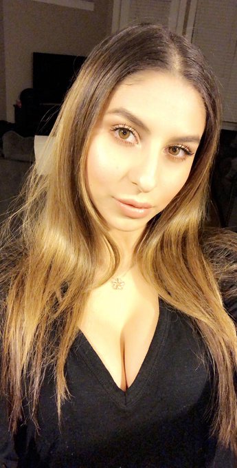 Realizing I took some bomb selfies last night https://t.co/laQxyq1oy8<a href="/tag/avntrophygirl"class="tags"><span>#avntrophygirl</span></a>