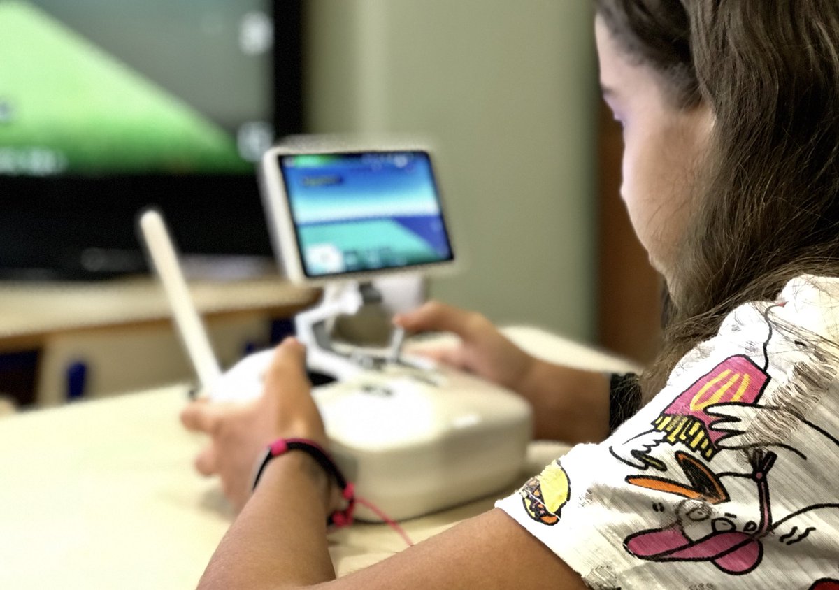 villacampast's tweet photo. Ya nuestros chicos de Robótica nivel 3 entraron en la etapa de aprendizaje de vuelo. Ya han aprendido sobre aeronáutica, diseño,han creado sus prototipos de drones y finalmente al terminar la etapa de vuelo virtual comenzaran a volar drones como expertos @vicerdo @tuBijrd https://t.co/WX5S5CYUfk