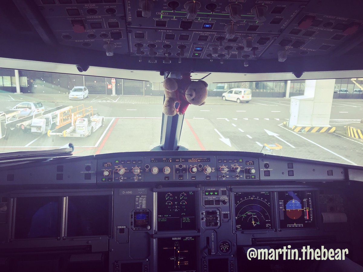 pilotbearmartin's tweet photo. hanging around at work 😁 just parked my ride 😎 #pilot #smile #airbus #weekend https://t.co/KZvt8RbByI