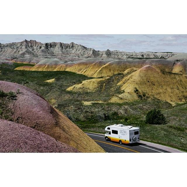 ThorMotorCoach's tweet image. From an owner:

B A D L A N D S #greetingstour #yellowmoundsoverlook #badlandsnationalpark #southdakota #lakota #isthisreallife #rvlife #thormotorcoach #gorving 📷: @greetingstour
