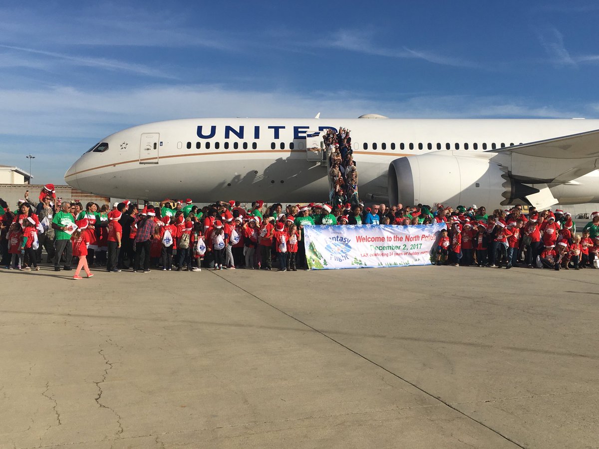 Welcoming our guests to the North Pole! #WeAreUnited #WhyILoveAO #beingunited @ljimbosocal @United_Ramp_LAX