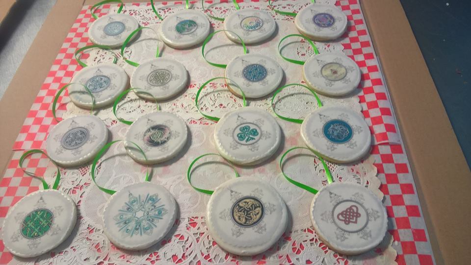 FriendlyFare's tweet photo. Gluten-Free Custom Edible Image Cookie Ornaments.  Can be made in any design including Family Crests, Favourite Team, Fandom, TV Show/Character or Even Family Portraits. Prices are $4 ea. or $36/doz.
Yes, we do Vegan :) ! https://t.co/4iA7g97EUz