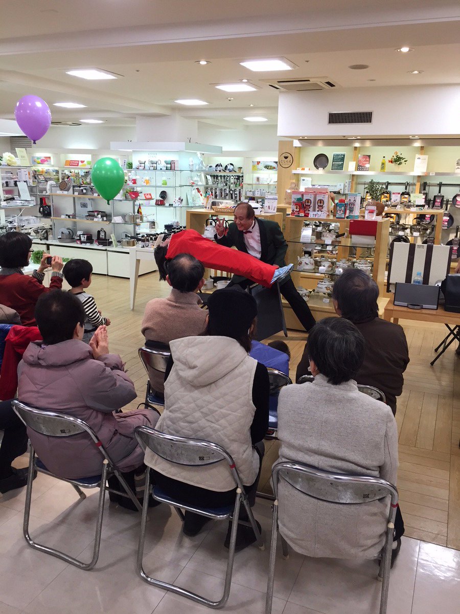 公式 松菱百貨店 على تويتر 本日はミスターキードンによりますクリスマスマジックショーが開催 この後 14時からは3階婦人服売場で2回目のショーがありますので ぜひご来店くださいませ マジックショー ミスターキードン カードマジック テーブルマジック 公式 松菱百貨店 على تويتر 本日はミスターキードンによりますクリスマスマジックショーが開催 この後 14時からは3階婦人服売場で2回目のショーがありますので ぜひご来店くださいませ マジックショー ミスターキードン カードマジック テーブルマジック