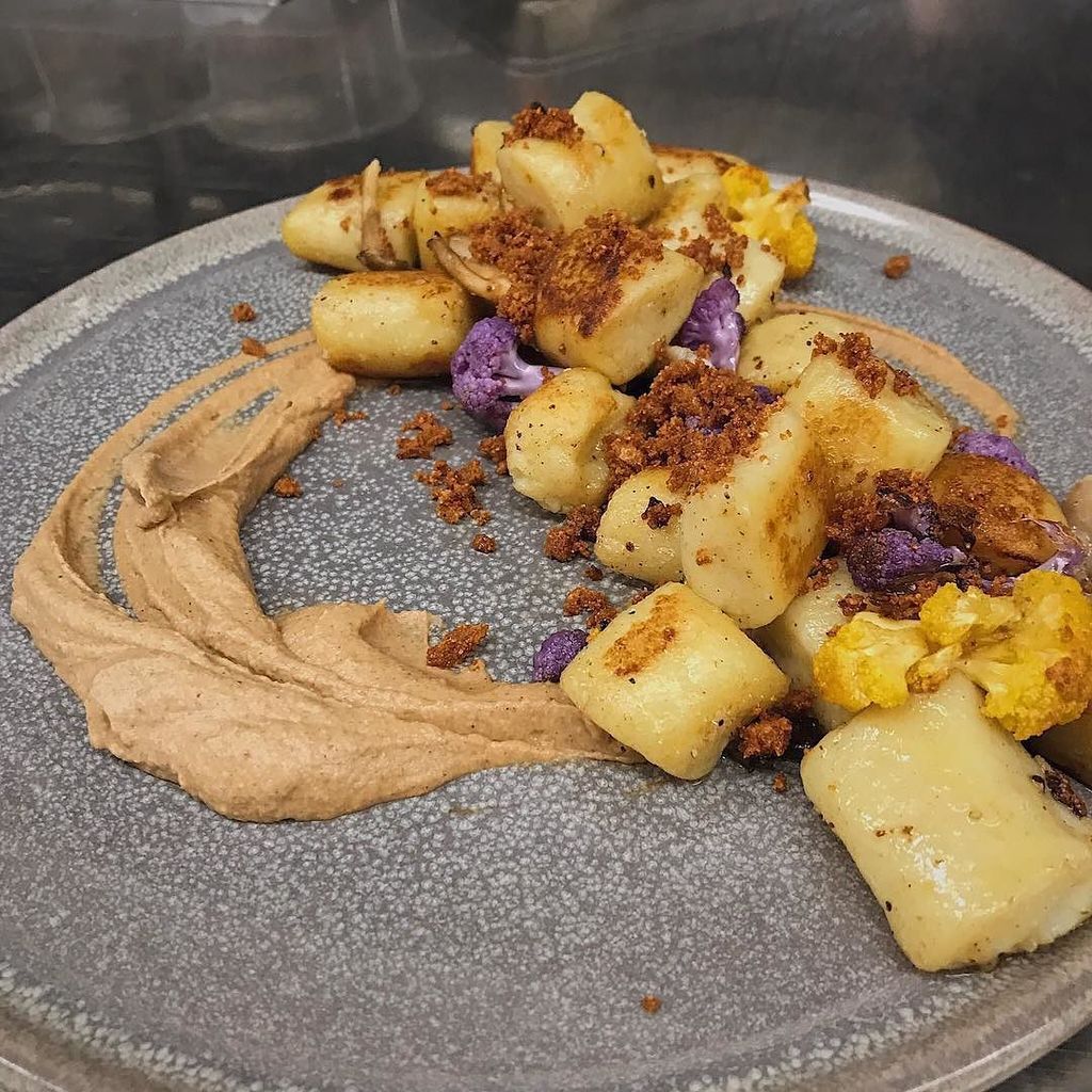 forageVancouver's tweet photo. The forage take on a classic: brown butter gnocchi, roasted cauliflower purΓ©e and Hen of the Woods mushrooms. π· @brandontaylor_3 #veggieoptions #fiveyearsofforage #local #seasonal #yesplease https://t.co/jmLxoqw8V3