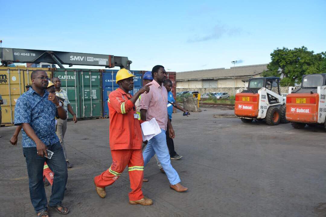 swahilitimes's tweet photo. Waziri wa Maliasili na Utalii Dr. @HKigwangalla amefanya ziara ya kushtukiza bandarini Dar es Salaam na kuagiza Katibu Mkuu wa atangaze kujitokeza kwa wamiliki wa magogo 938 yaliyokaa bandarini kwa zaidi ya miaka 10 vinginevyo yatakua mali ya Serikali. https://t.co/OoAucDkfpv