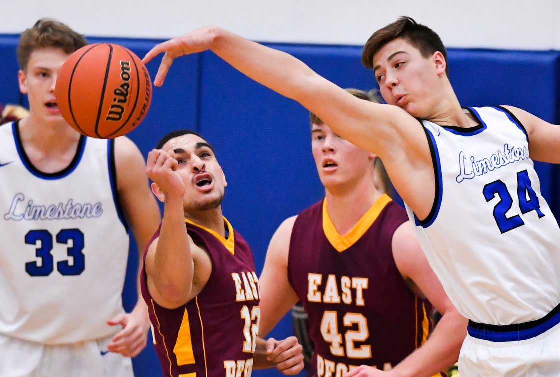 RojoPix's tweet photo. #LimestoneRockets fly to a 65-44 win over #EastPeoria in Mid-Illini Conference basketball.https://t.co/FImtUvy2CU https://t.co/Sy7HDuVWzt