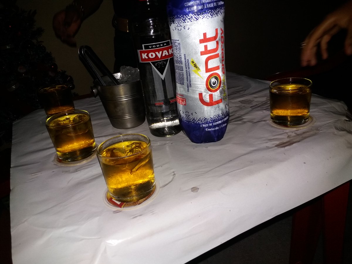 GabySoares151's tweet photo. Porão do vinho 🍻 @GiLima156 @AndreynaCL https://t.co/1LSdy2t3EH