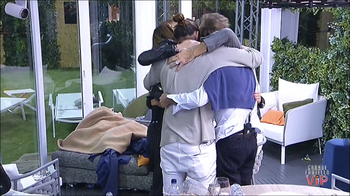 contechristino's tweet photo. "Lui ti guarda da lontano e si assicura che tu stia bene. Questo è un amico, questo è Luca".

Abbraccione finale di gruppo e lacrimoni way. #GFvip https://t.co/Ieb28xVWMz