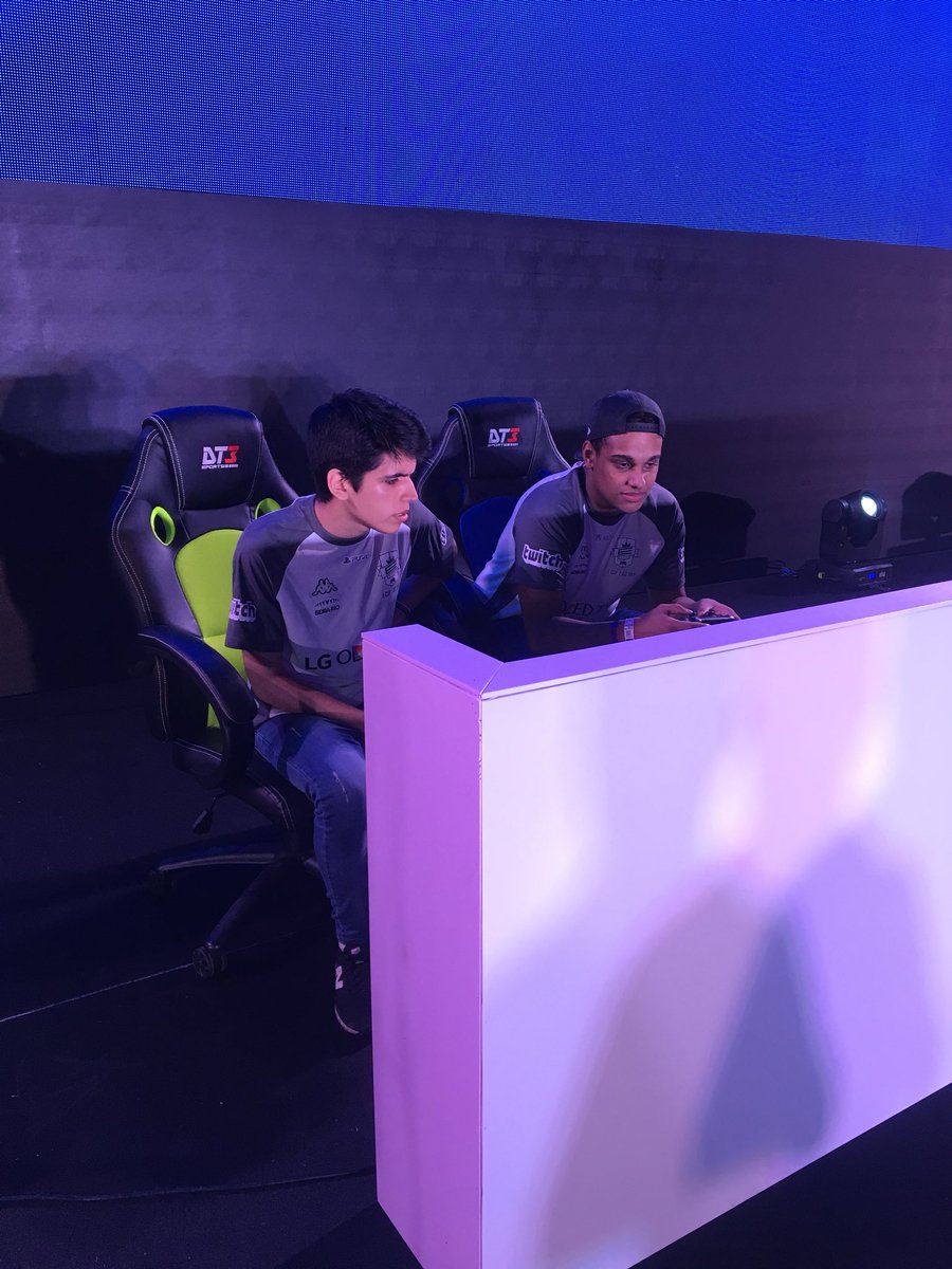 ecupoficial's tweet photo. Vai começar a grande final da E-CUP: @nicolas99fcx contra @Feshow_Senna, iniciando a partida no PS4 #ecupLGoledTV https://t.co/ZVfg5FyYCg