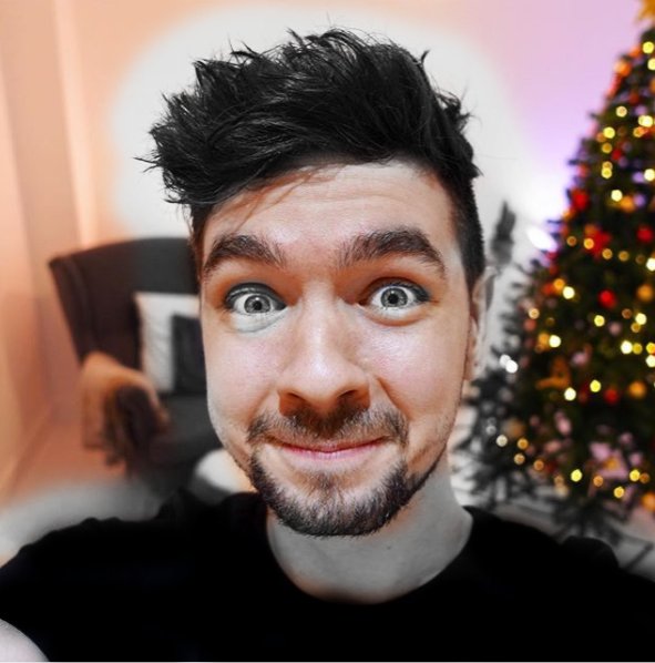 "Hey!"
Shy
Love soft things
Cute
Single
Bisexual
Loves cold stuff
Loves the winter time
Defense: Snow and Ice Powers
Sometimes wears glasses
"Bye! Have a Merry Christmas!"