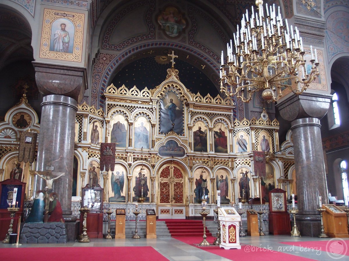 抄夏 ウスペンスキー大聖堂 美しい内部の様子 こちらも一般的なヨーロッパの教会というよりは 東欧感が強い内装です 豪奢で細かく どこかエスニック ロシア語の看板があるあたり やはりその由来を想起させられます