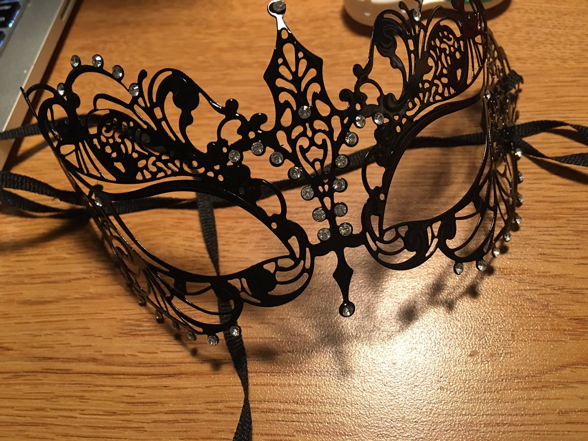 mcevoy_melo's tweet photo. ¡Listos a un baile de máscaras (en Manhattan School of Music) con mi amigo desde puerto rico que habla español! #1201spn https://t.co/Wv1YIwYtLX