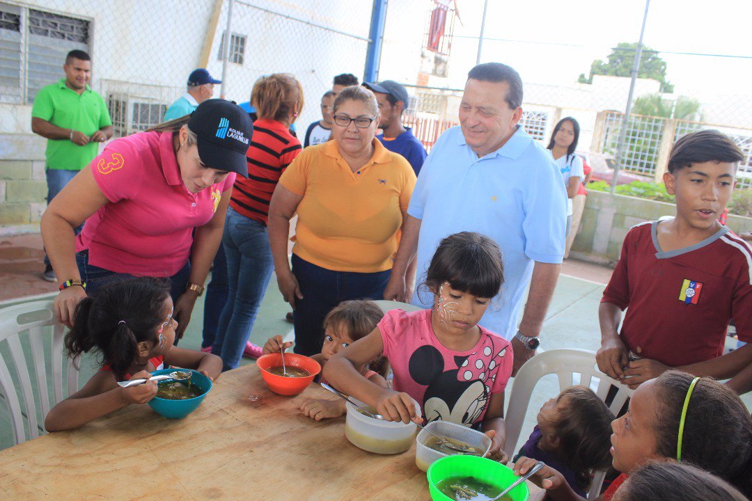 LagunillasZulia's tweet photo. Unas vez más el alcalde @MERVINMENDEZQ comprometido con su gente llevó simultáneamente el programa "Sopa Solidaria", peluquería y atracciones infantiles a los sectores más necesitados de las diferentes parroquias del municipio Lagunillas https://t.co/08sSCBsKJy https://t.co/AT9cTXzXIB