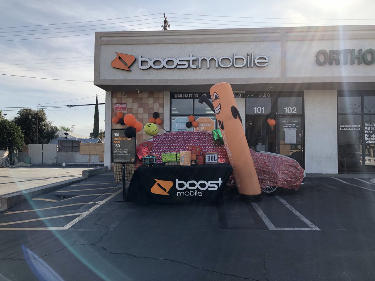 Mel_Marceco's tweet photo. @2020Mobilecor01 really outdid themselves today! Always willing to #OwnTheMile! Yes, that’s her car wrapped like a present! #BestDisplayEver #TeamPlayers #Team2020 #Stylo3BoGoFREE #BiggerIsBetter #BoostMobileTakeover @Dk1team1dream @Jeff_Mosbauer @MW_Marceco @MarcecoSales https://t.co/jHhXYJNaLi