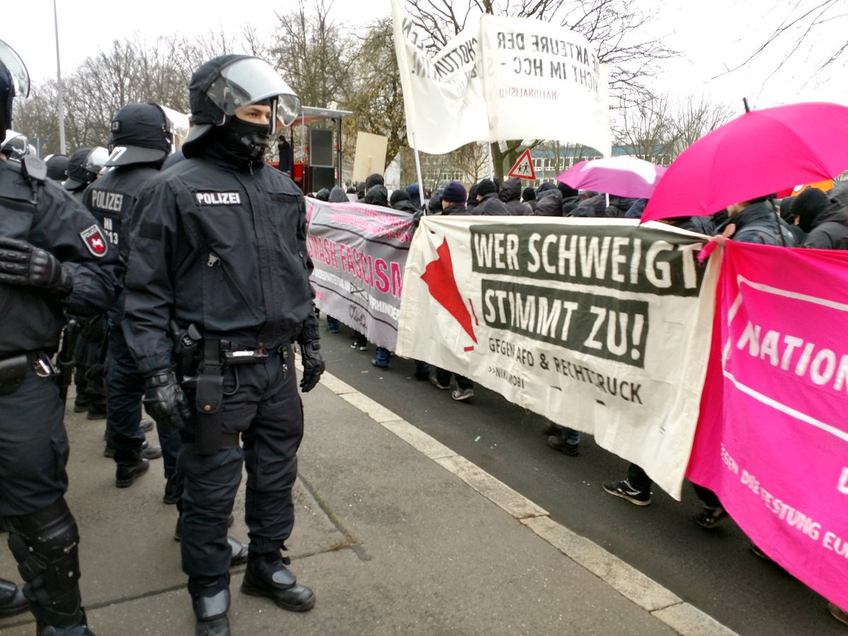 #NoAfD-BPT in #Hannover: Trotz #Polizeigewalt blieben unsere Blockaden stabil, die Stimmung im <a href="/nika_kampagne/">NIKA Kampagne</a>-Block war großartig! Wir lassen ihren #Nationalismus nicht zur Normalität werden! #h0212 #NZSBXN #FCKCPS