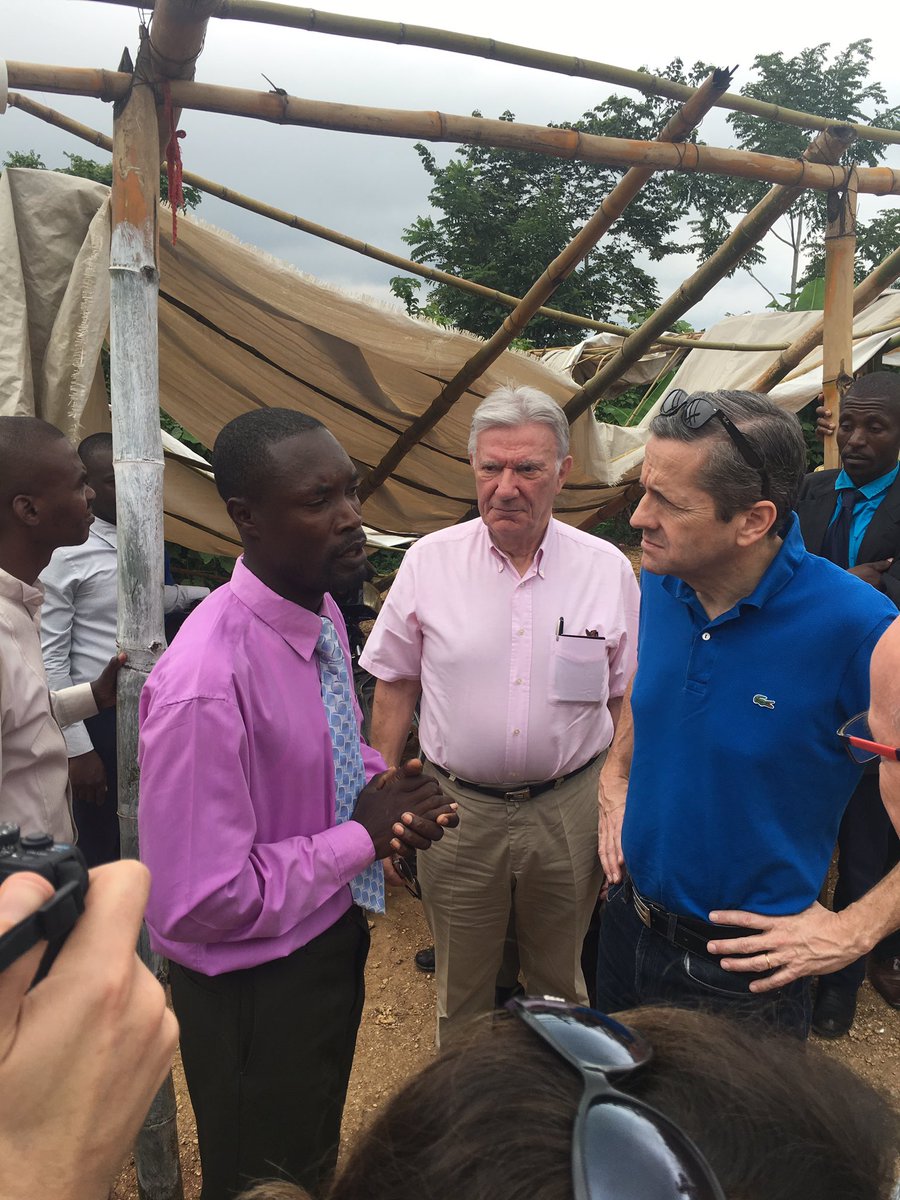 departement86's tweet photo. 1ère étape de la mission #Haïti : visite à l'école Fanny Lefebvre de #Macary en présence de sa maman Fabienne. 11 enseignants, 8 classes, 200 élèves... "il faut que vos enfants aillent à l'école. Ils en ont besoin, comme votre pays en a besoin" @brunobelin aux parents présents https://t.co/V6nvKGI8uK