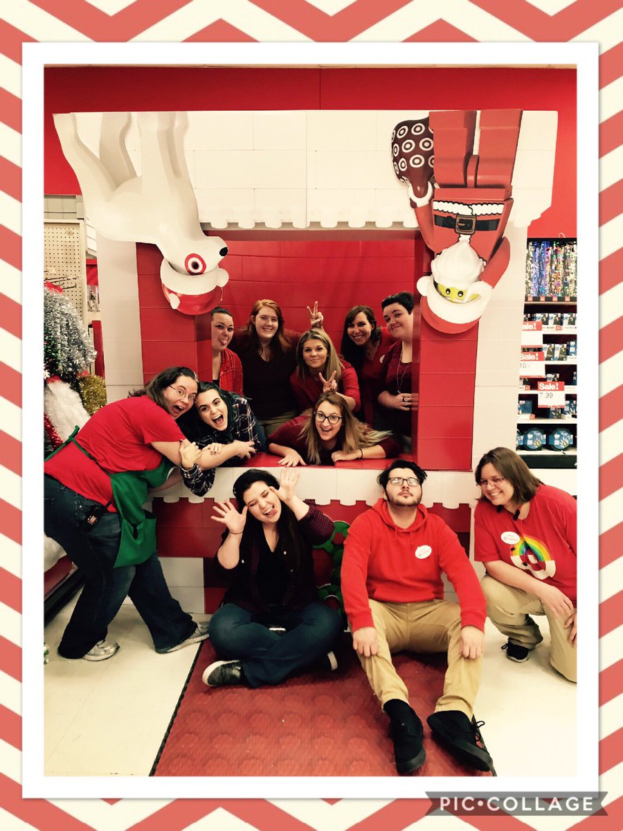 Couldn't have a huddle without making a stop at the <a href="/Target/">Target</a> photo booth. 'Tis the season at T78 🎅❄️⛄️🎁 #TargetFun <a href="/HarlingMorgan/">Morgan Harling</a> <a href="/TargetPBenz/">Phillip Benz</a>