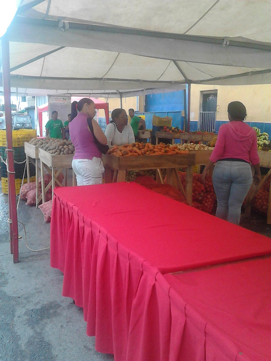 CLAP_UPSR's tweet image. Sólo en revolución!!! En la parroquia Recro sector santa rosa la gente gozó haciendo su comprar en la feria navideña donde fuero entregado su combo navideños @FreddyBernal @NicolasMaduro @YepfriArguello